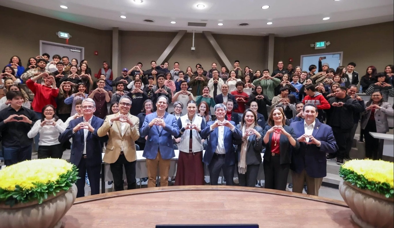 Entregan beca Con el Corazón por Delante a estudiantes de CETYS