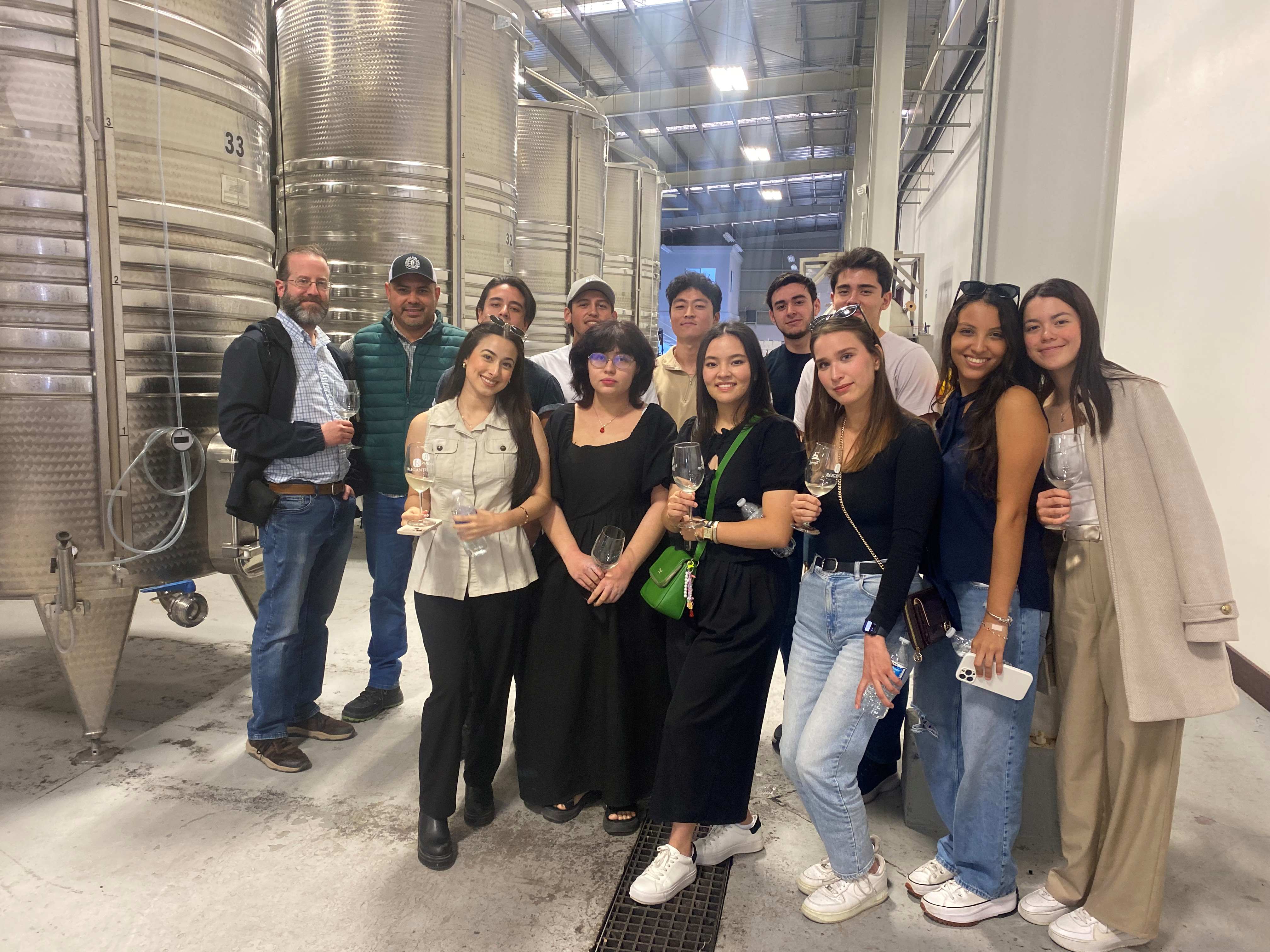 Estudiantes de Negocios Internacionales visitan vinícola para aprender de emprendimiento