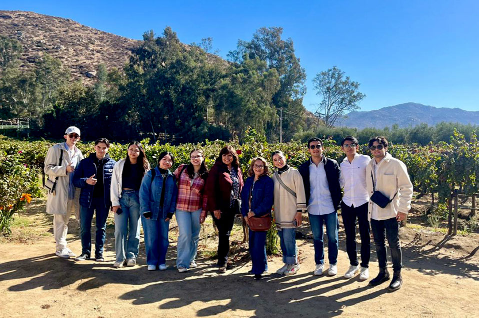Estudiantes Administración y Negocios en Tijuana aprenden sobre industria vinícola y reciben conferencias de expertos en finanzas