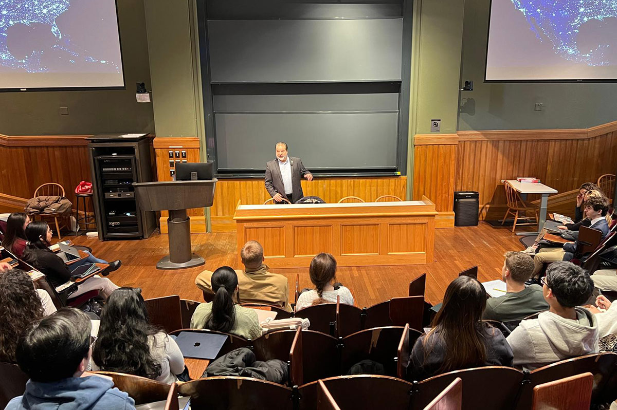 Dr. Flavio Olivieri invitado a dar clase en Harvard sobre la región Cali-Baja