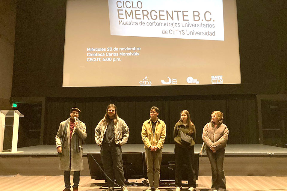 Alumnos de Ingeniería en Diseño Gráfico Digital en muestra Emergente BC