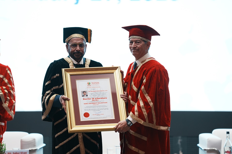 Rector de CETYS Universidad recibe Doctorado Honoris Causa de NIMS University en Jaipur, India