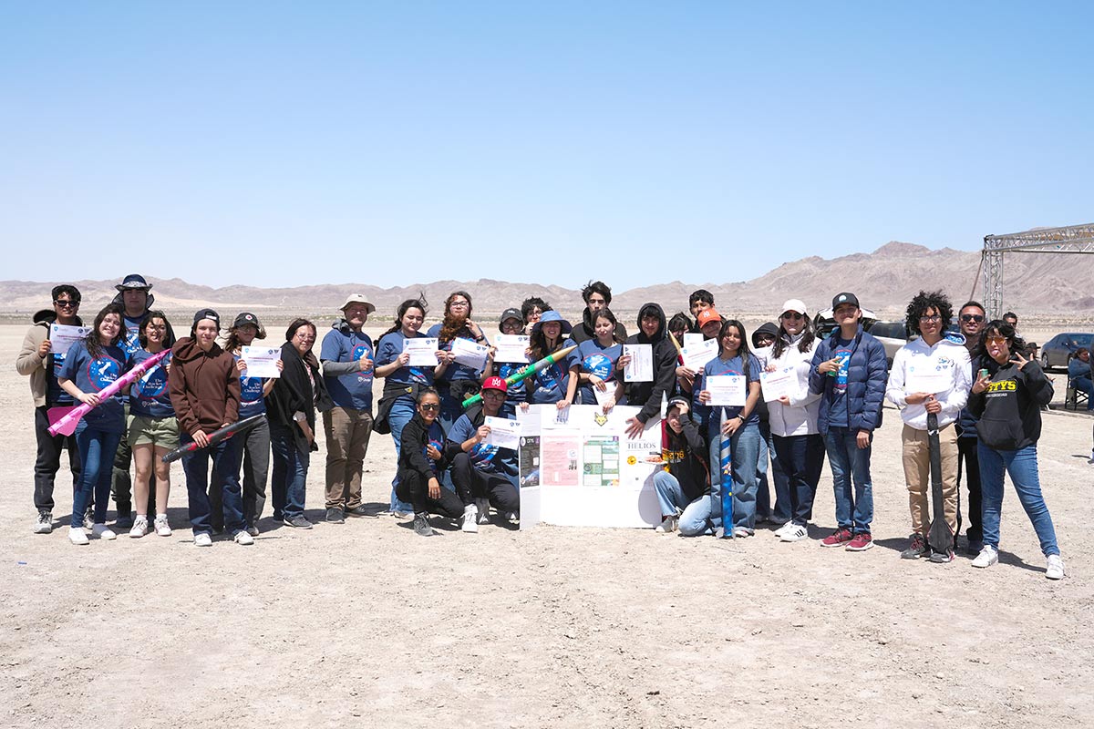 Estudiantes de Preparatoria CETYS diseñan, crean y lanzan cohete en Laguna Salada