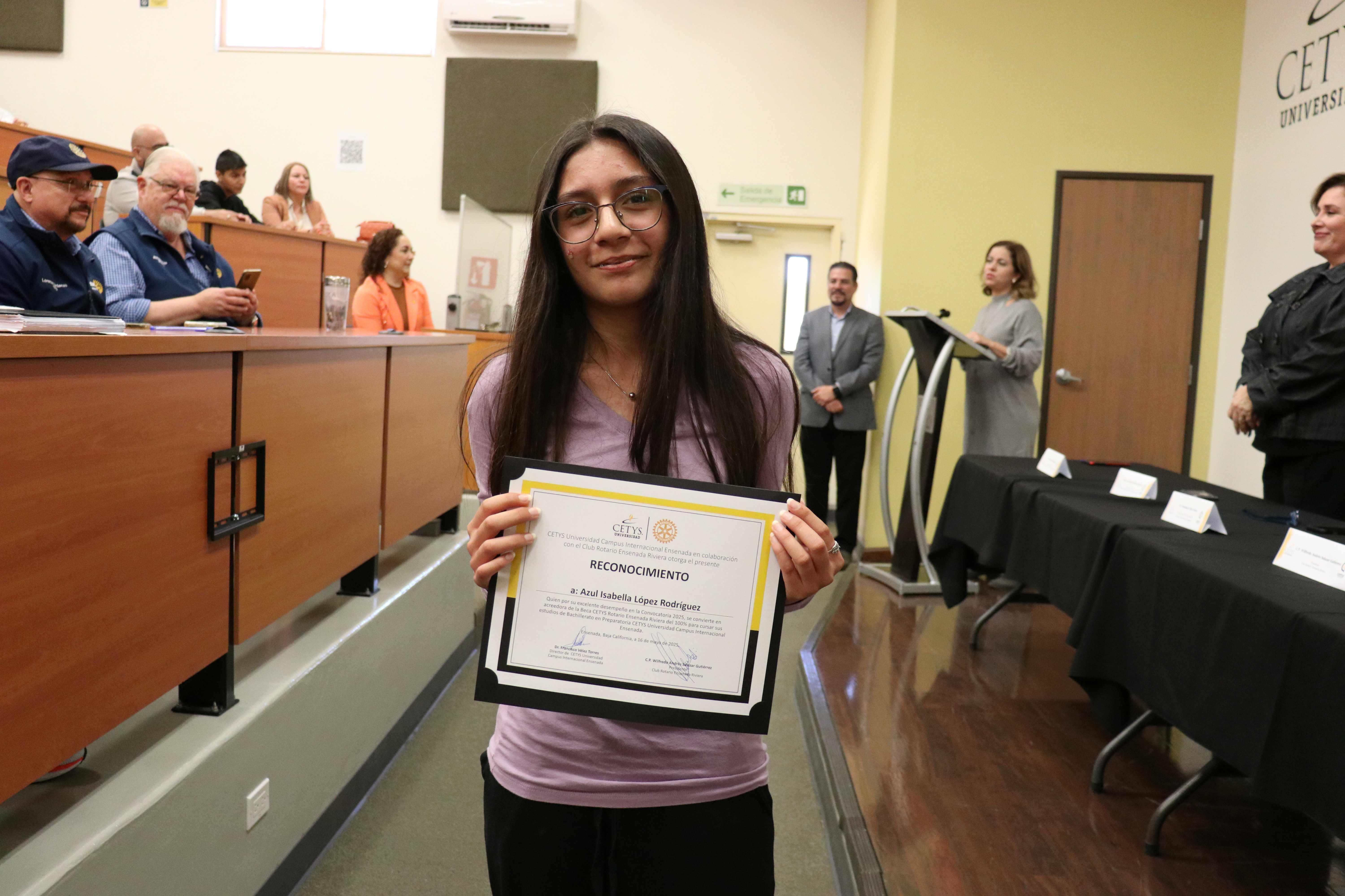 Becan CETYS y Club Rotario a alumna de excelencia