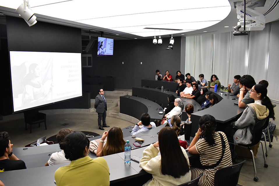 Alumni de Derecho comparte su experiencia con estudiantes de CETYS
