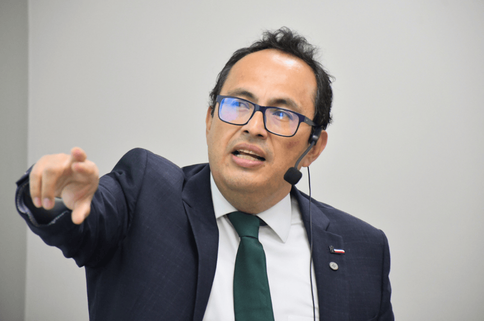 El Dr. Hernando Caicedo comparte conocimientos con la comunidad de Universidad y Posgrado