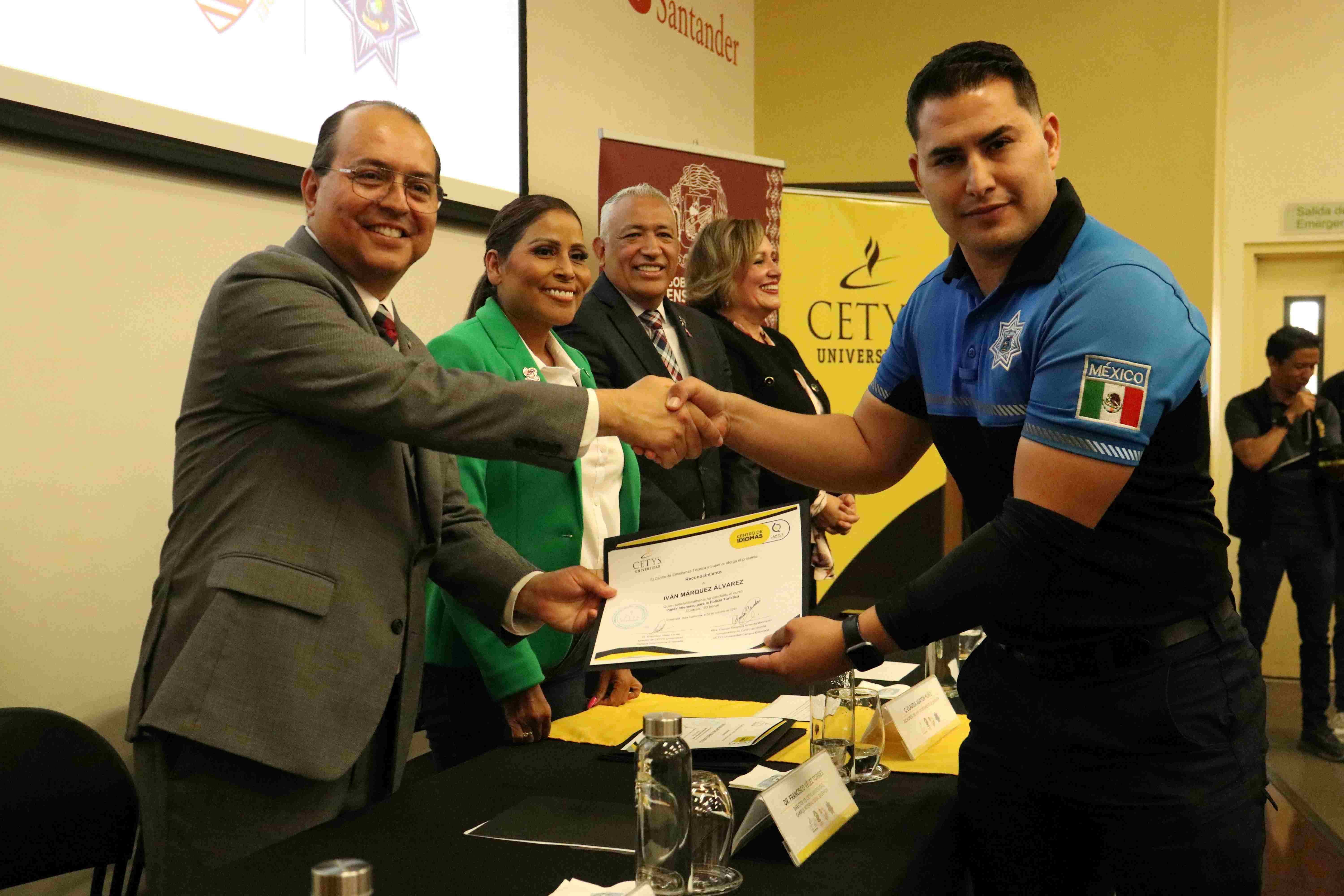 Concluye en CETYS Universidad curso de inglés para policías de Ensenada