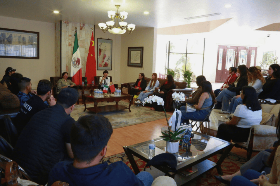Estudiantes de Negocios Internacionales aprenden de relaciones binacionales con la Consul General de la República Popular China en Tijuana
