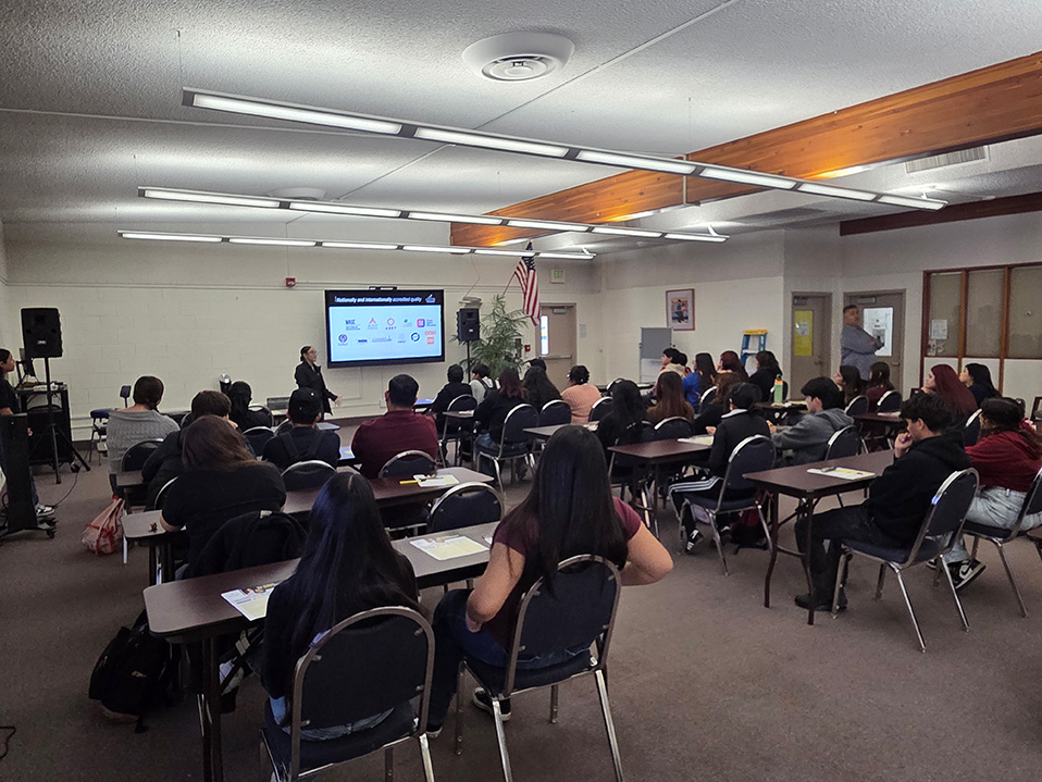 CETYS comparte su oferta educativa con estudiantes de Brawley Union High School