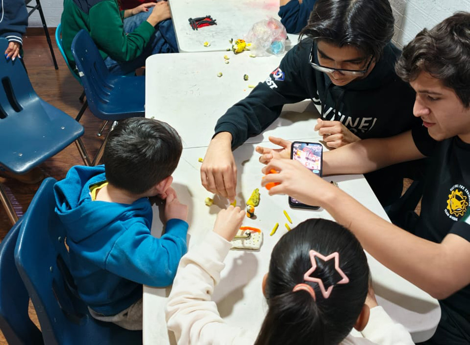 Sentinel Fox imparte talleres STEAM en Centro Educativo JELP