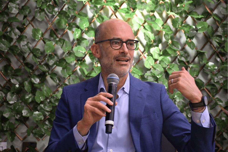 Miguel Treviño presenta “Contracorriente” en CETYS Universidad y dialoga con estudiantes y líderes locales