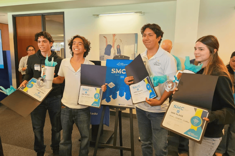 Estudiantes de Preparatoria logran 2do lugar en el JA Stock Market Challenge en San Diego.