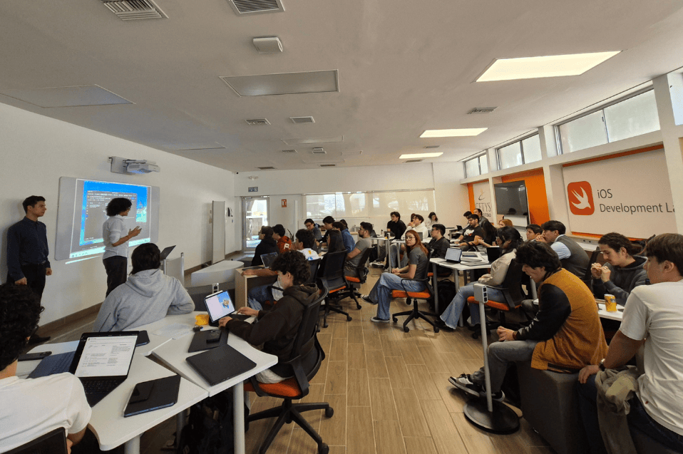 Estudiantes de CETYS fortalecen habilidades en desarrollo de aplicaciones iOS e Inteligencia Artificial durante Swift Day