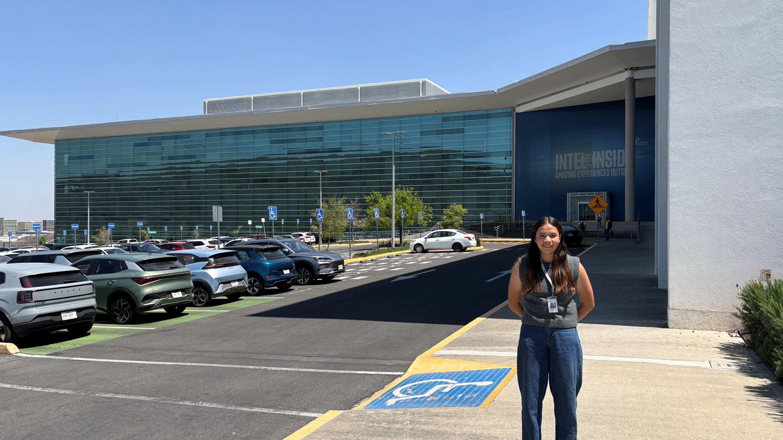 Estudiante CETYS destaca en internship en Intel y fortalece su formación con intercambio en Guadalajara