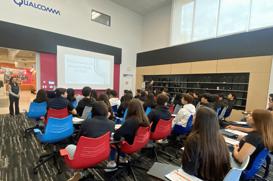 Estudiantes de Preparatoria CETYS Tijuana fortalecen educación financiera en Junior Achievement Finance Park