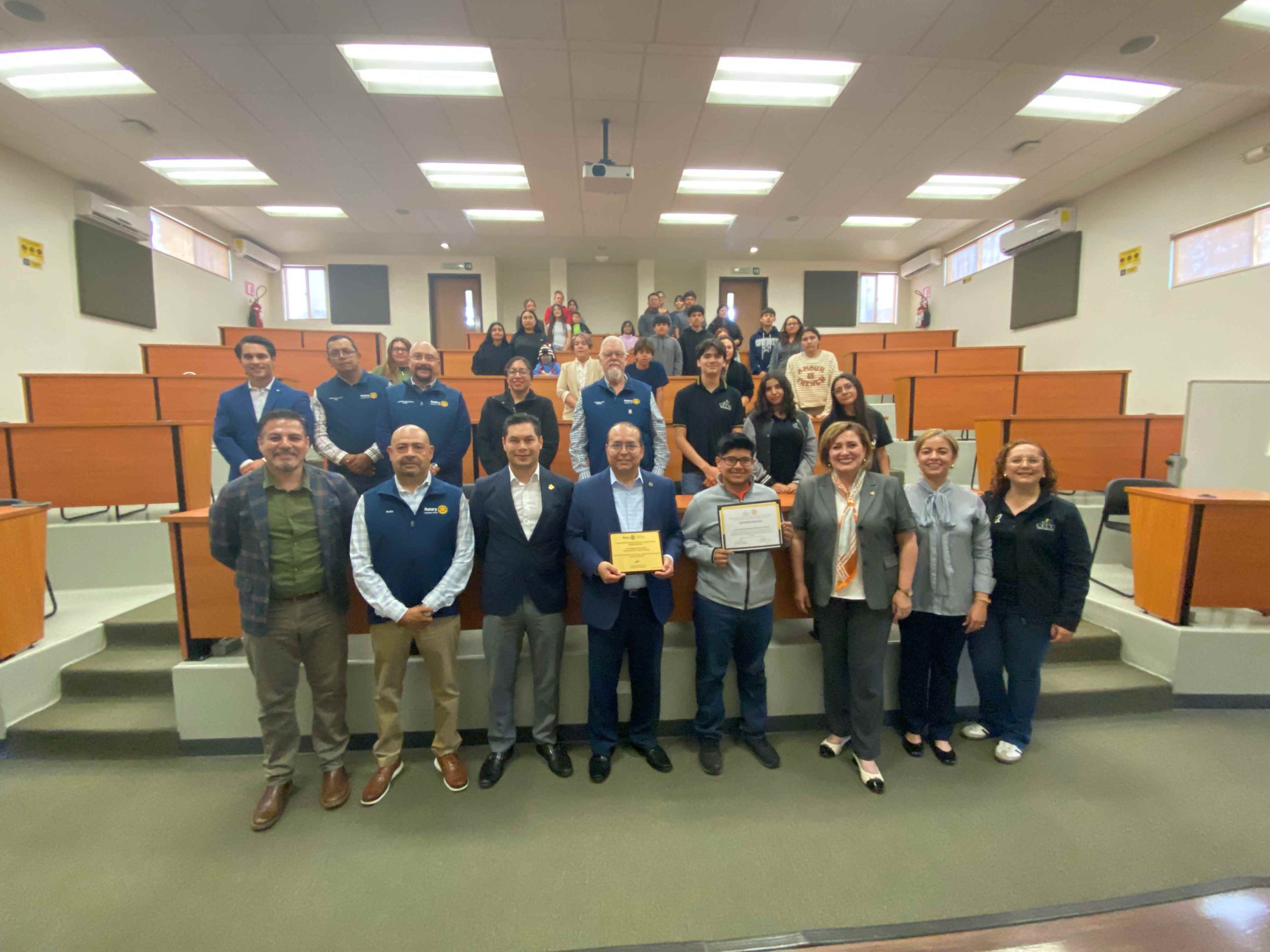 CETYS Universidad y Club Rotario Ensenada Riviera entregan beca del 100% a estudiante destacado