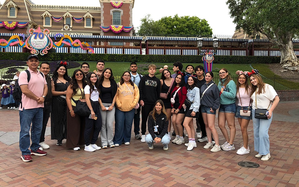 Alumnos de la Escuela de Administración y Negocios de CETYS viven experiencia internacional en Disneyland