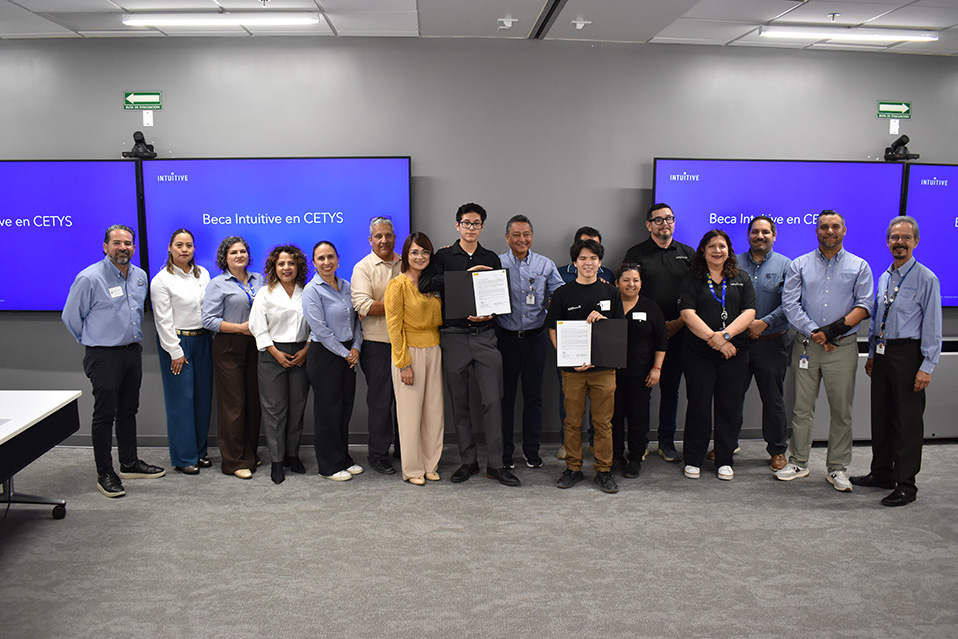 Jóvenes reciben Beca Intuitive para estudiar ingeniería en CETYS Universidad