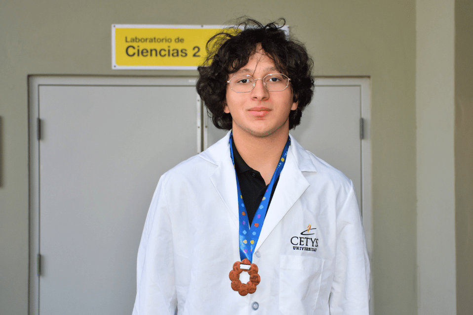 Miguel Angel Baca, gana medalla de bronce para México en Olimpiada Internacional de Biología