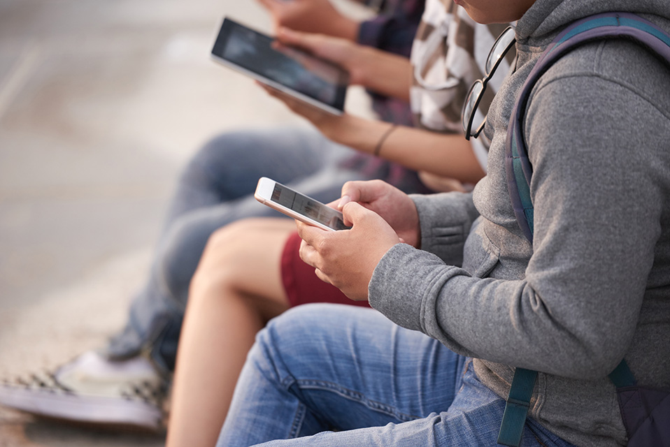 De la pantalla a la agresión: Como los discursos de odio y contenido violento en redes pueden moldear la conducta de adolescentes y jóvenes
