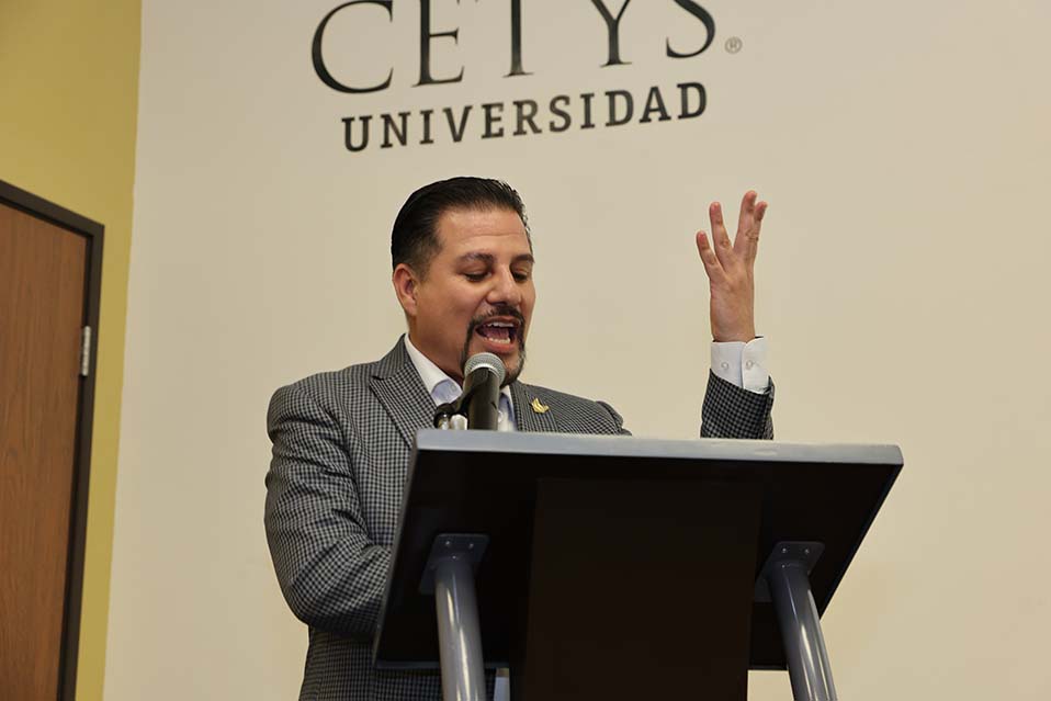 Mtro. Iván Pérez Guarello