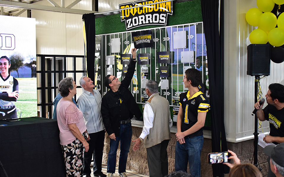 Develan tablero de donantes de la campaña Touchdown Zorros