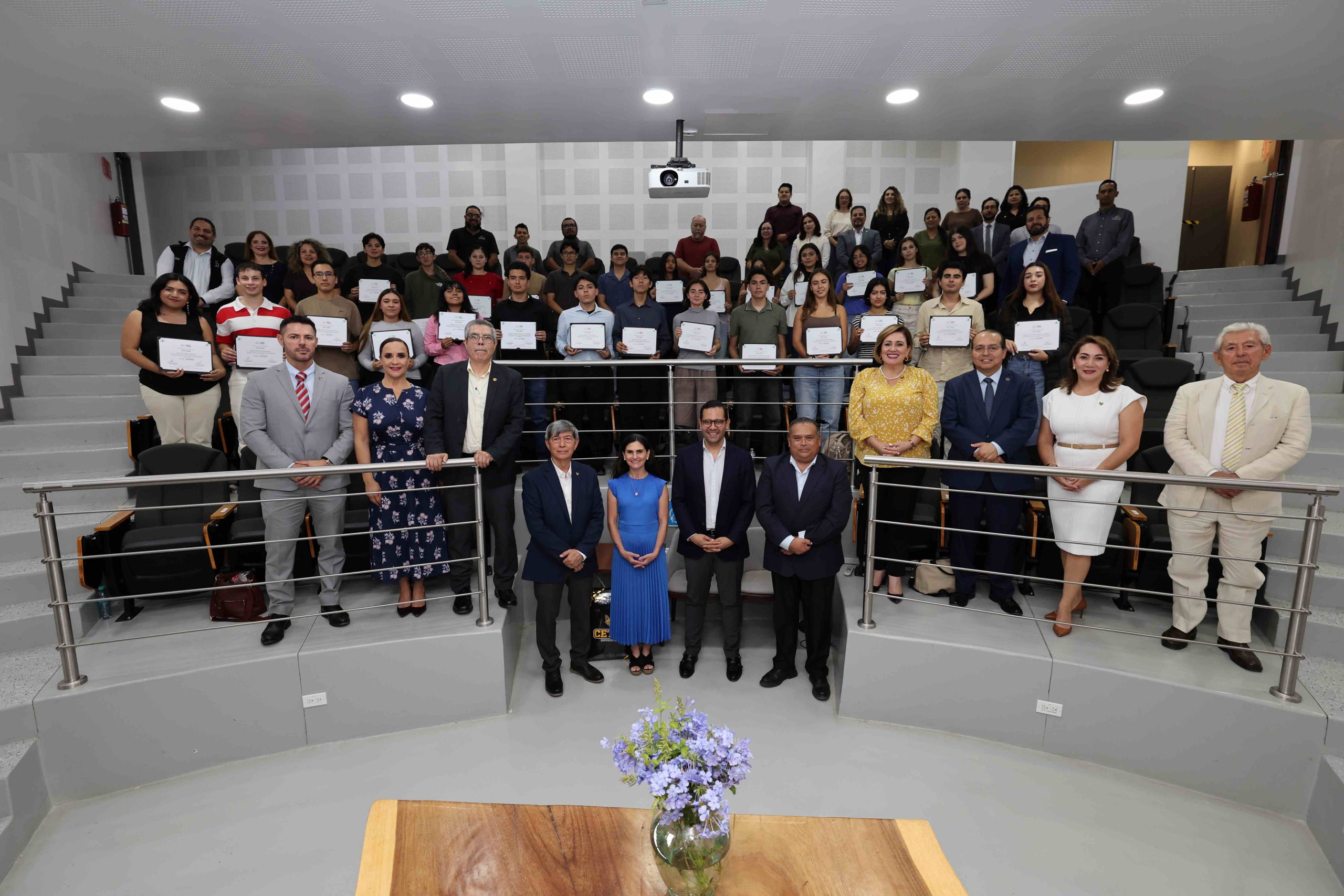 Fundación Sempra Infraestructura y CETYS Universidad entregan becas a estudiantes